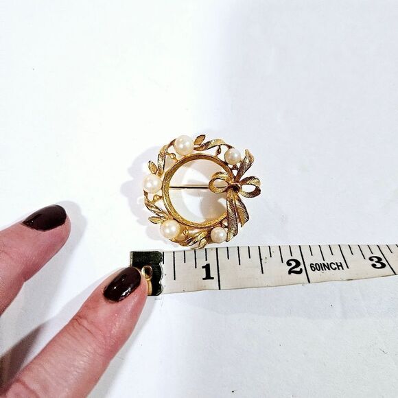 Vintage M. Jent Signed Brushed Gold Faux Pearl Bow Circular Wreath Brooch Pin - Picture 10 of 10
